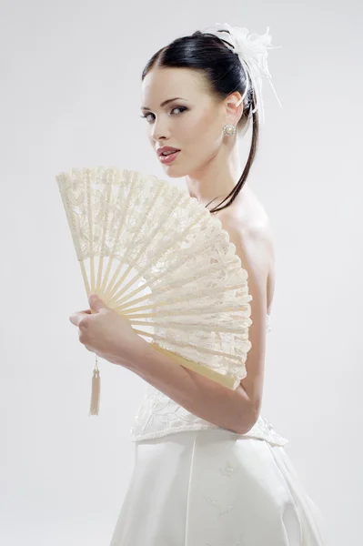 Krásná nevěsta s ventilátorem — Stock fotografie