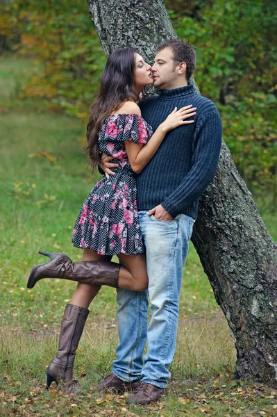 Couple in a park — Stock Photo, Image