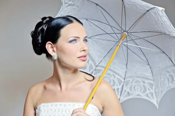 Vackra brud med paraply — Stockfoto