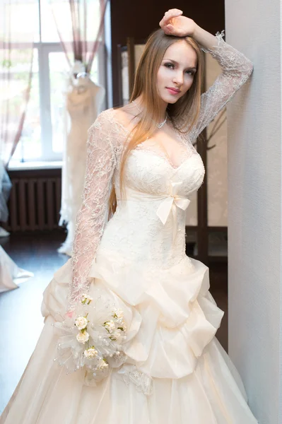 Zkoušení šatů v svatební salon nevěsta — Stock fotografie