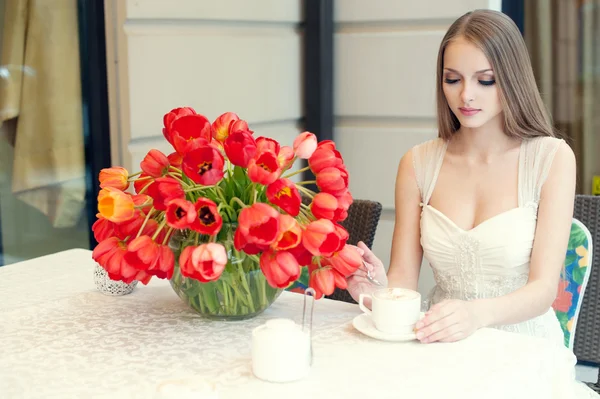 Portret van jonge mooie vrouw zittend in restaurant — Stockfoto