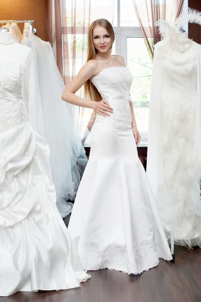 Zkoušení šatů v svatební salon nevěsta — Stock fotografie