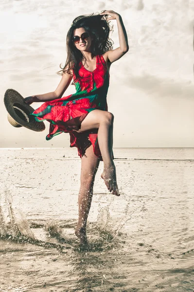 Georgiska flicka på stranden — Stockfoto