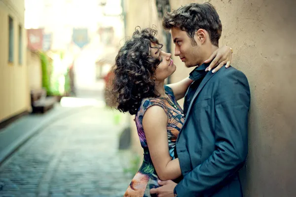 Jovem casal beijando na rua da cidade velha em Espanha — Fotografia de Stock