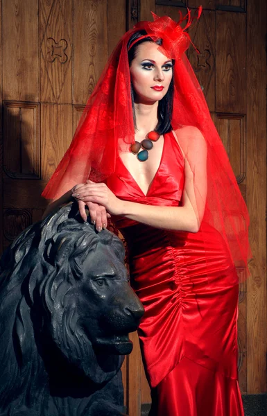 Красива молода жінка в червоній сукні — стокове фото