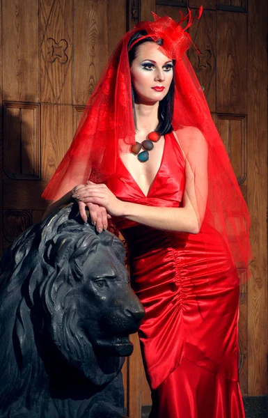 Belle jeune femme dans une robe rouge — Photo