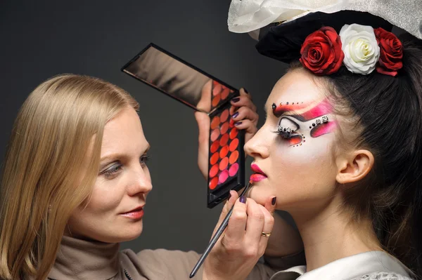 Young model having her makeup done before her shoot — Stock Photo, Image