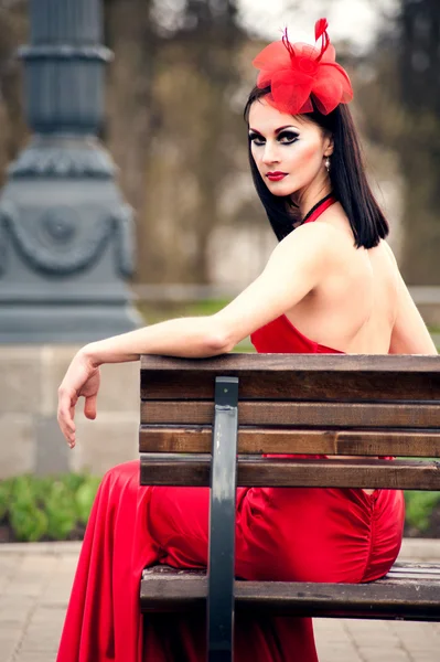 Kırmızı elbiseli güzel bir kadın. — Stok fotoğraf