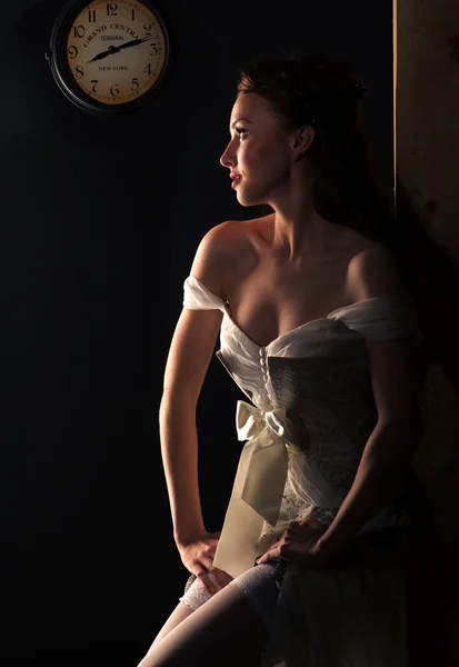 Belle femme brune en robe de mariée — Photo