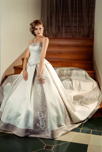 화려 한 웨딩 드레스를 입은 아름다운 신부 — 스톡 사진