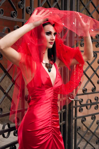 Schöne junge Frau in einem roten Kleid — Stockfoto