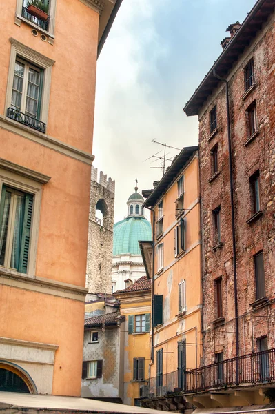 Kupolen i katedralen Duomo nuovo, broletto tower och bu — Stockfoto