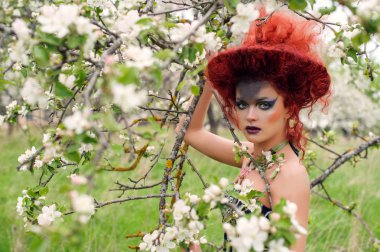 kadın tasarım şapka ve kıyafet açık havada