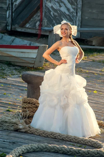 Belle femme blonde aux cheveux en robe de mariée — Photo