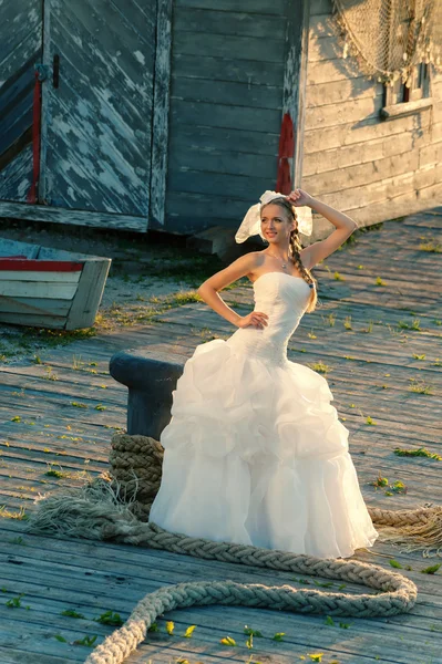 Hermosa mujer de pelo rubio en vestido de novia —  Fotos de Stock