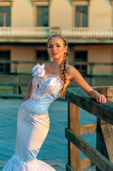 Hermosa mujer de pelo rubio en vestido de novia —  Fotos de Stock