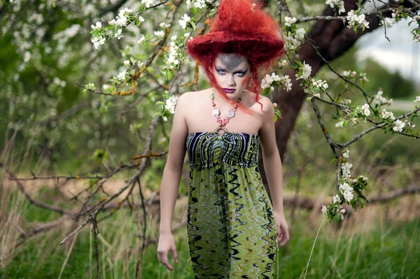 Frau mit Design-Hut und Outdoor-Kleid — Stockfoto