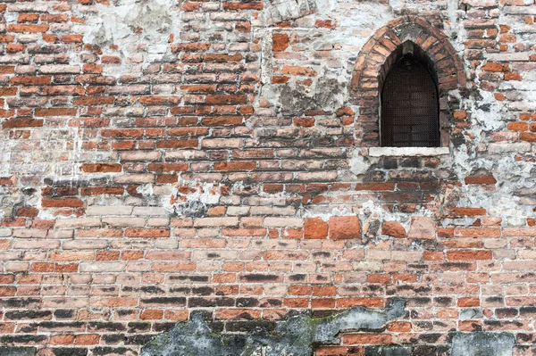 Elemente der alten Mauern mit Fenstern — Stockfoto