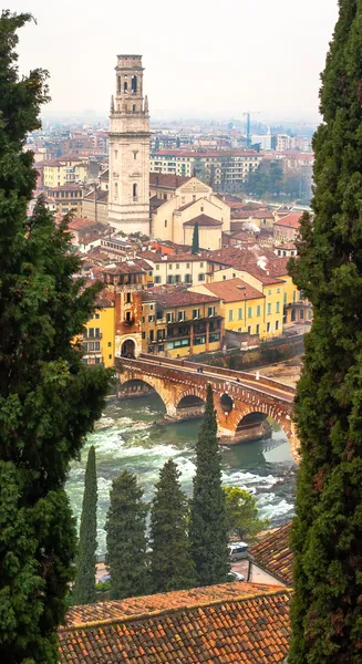 Domo de Verona, Itália. ponte di Pietra — Fotografia de Stock