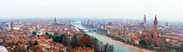 Panoramablick auf verona, italien mit der kirche santa anastasia und — Stockfoto