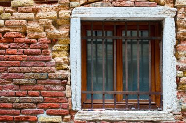 tuğla dokusu Gotik tarzı penceresiyle