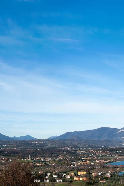 Skies over fhe desensano, italy. (La Rocca, Isolda di san Biagio — Stock Photo, Image