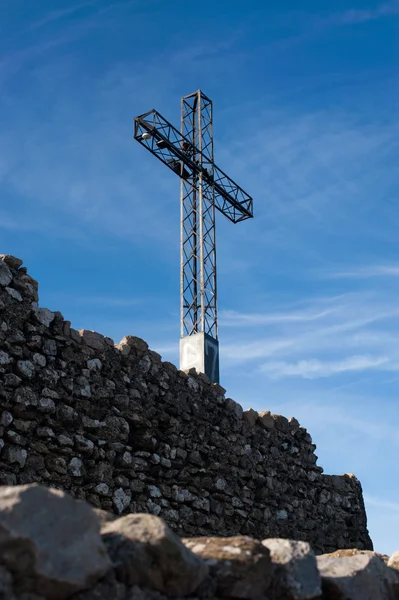 La Rocca, Italy, cross on background of sky — Stock Photo, Image