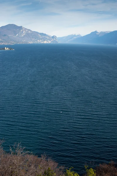 Costa de garda lago, desencano, italia (La Rocca, Isolda di san B — Foto de Stock