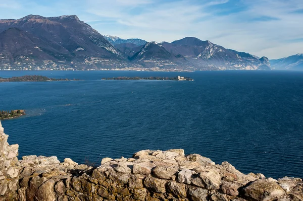 Coast of garda lake, desencano, italy (La Rocca, Isolda di san B — Stock Photo, Image