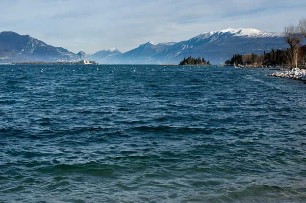 Coast of garda lake, desencano, italy (La Rocca, Isolda di san B — Stock Photo, Image