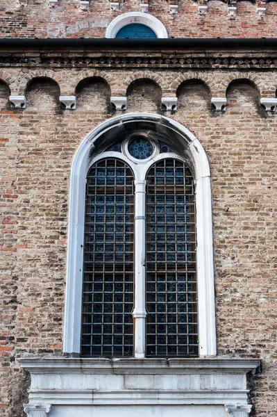 Backsteinstruktur mit einem Fenster im gotischen Stil — Stockfoto