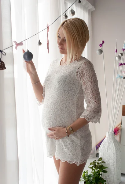 Gravid kvinna i vit inredning — Stockfoto