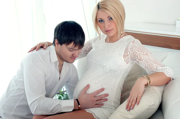 Pregnant woman with her husband at home for Christmas — Stock Photo, Image