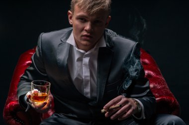 Kırmızı sandalye mafya patronu. dramatik aydınlatma