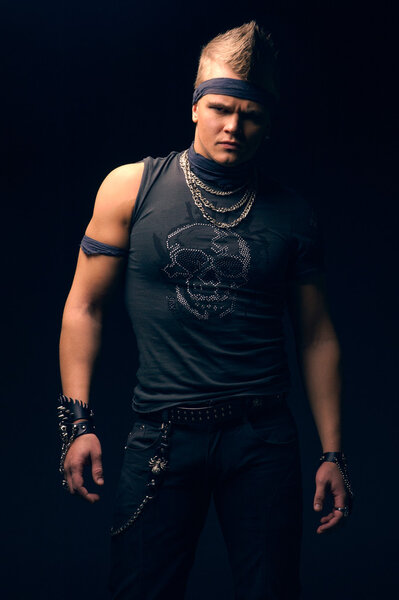 Человек с самокатом в металлическом стиле
