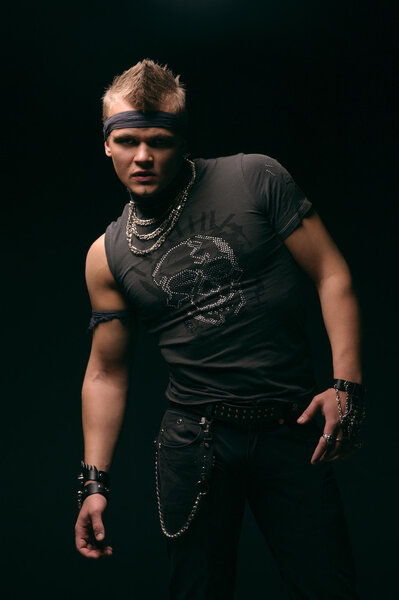 Человек с самокатом в металлическом стиле
