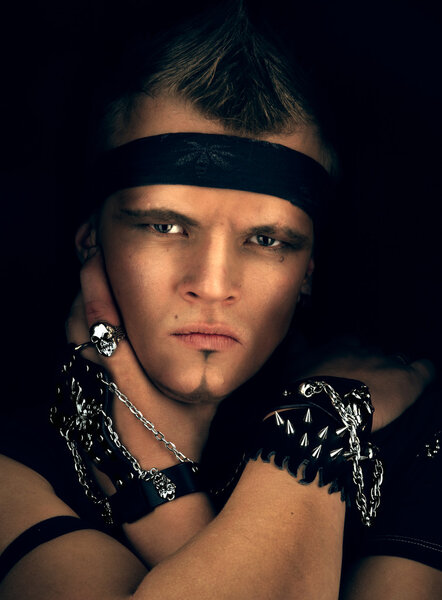 Человек с самокатом в металлическом стиле
