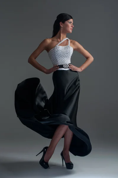 siyah ipek etek kız dansları