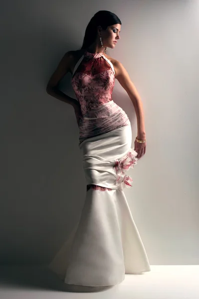 Noiva luxe em forma de vestido de montagem, foto catálogo — Fotografia de Stock