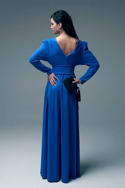 Flicka i en blå klänning — Stockfoto