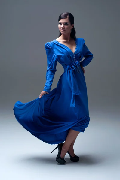 Mädchen im blauen Abendkleid — Stockfoto