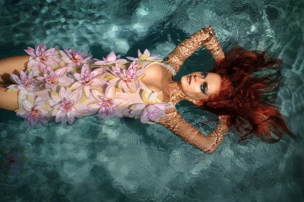 물 속에서 아름 다운 빨간 머리 여자의 초상화 — 스톡 사진