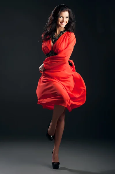 Mooi meisje in een rode jurk — Stockfoto