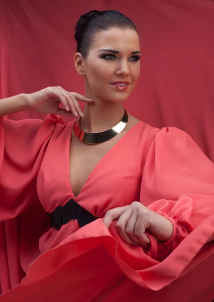 Menina em um vestido longo vermelho dançando — Fotografia de Stock