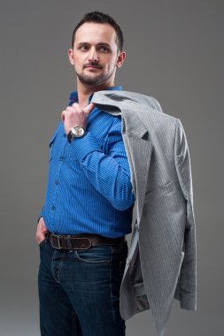 adam gündelik ceket ve kot pantolon