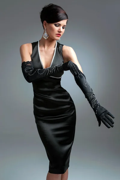 Schöne Brünette in einem schwarzen Kleid — Stockfoto