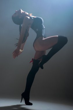 modern stil dansçı sis stüdyo gri arka plan üzerinde poz