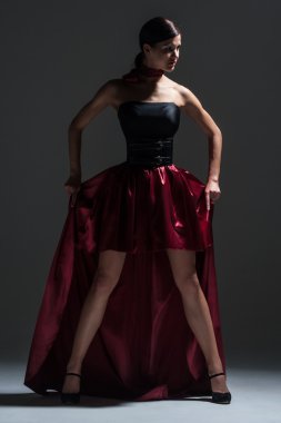 Kırmızı elbiseli genç seksi dans eden kadın