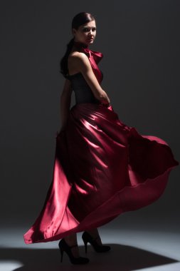 Kırmızı elbiseli genç seksi dans eden kadın