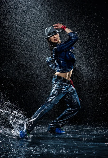 Nasstanzende Frau. unter Wassertropfen. Studioaufnahme — Stockfoto